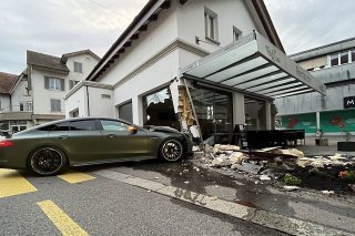 Dans l'accident, le jeune conducteur a défoncé un pilier porteur de la maison, mettant en danger la stabilité du bâtiment.